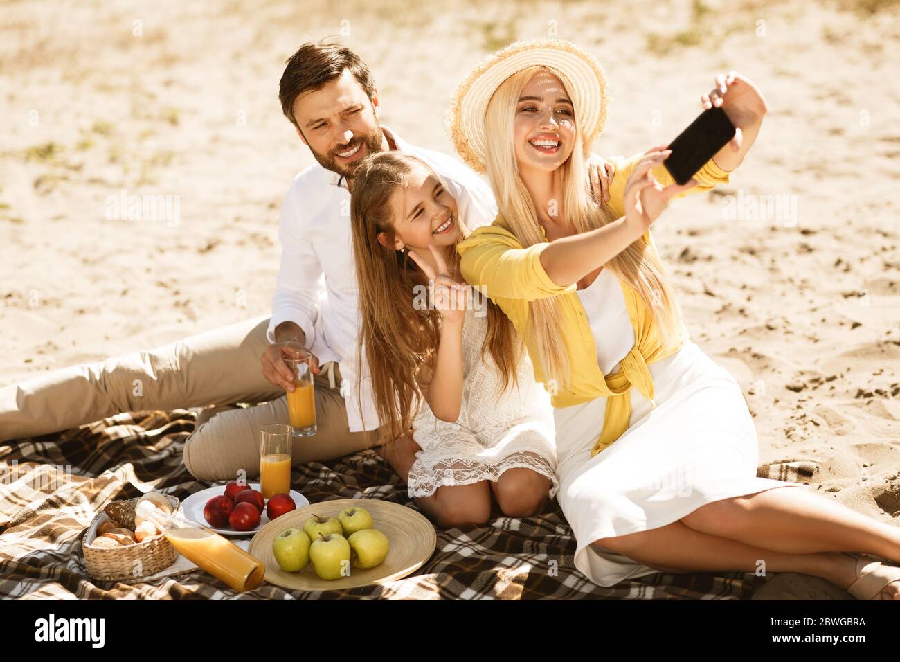 Dreiköpfige Familie, Die Selfie Beim Picknick Im Freien Macht Stockfoto