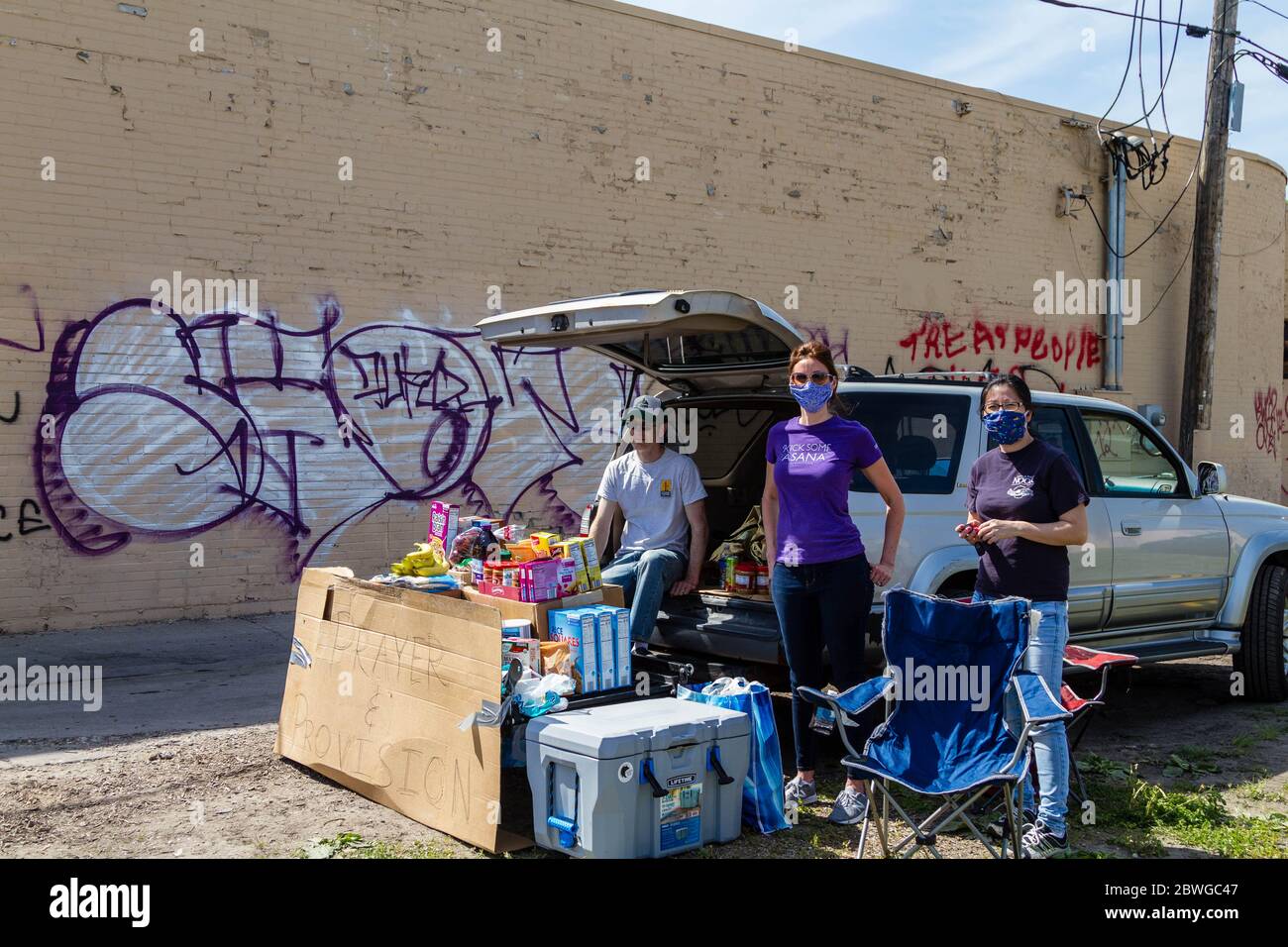 Minneapolis, Usa. Mai 2020. Minneapolis, MN - 31. Mai 2020: Aktivist, der kostenlose Nahrung an Protestierende verteilt und Crew mit einem Schild "Gebet & Vorsorge" an der Nachhetzungsszene des George Floyd Black Lives Matter Protests und Ausschreitungen am 31. Mai 2020 in Minneapolis, Minnesota aufräumen. Quelle: Jake Hangegard/Der Fotozugang Quelle: Der Fotozugang/Alamy Live News Stockfoto