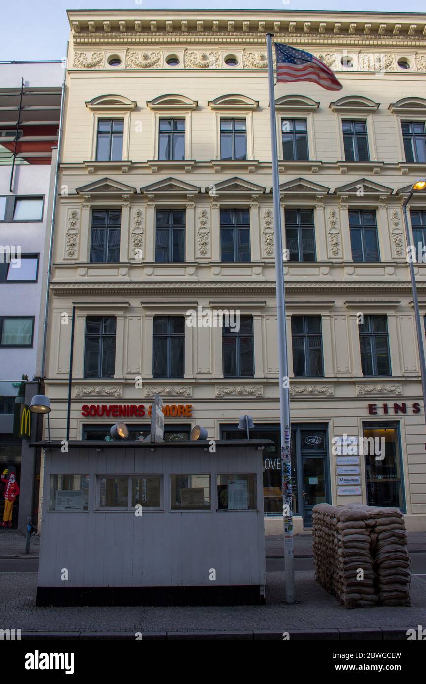 Checkpoint Charlie - der bekannteste Mauerübergang zwischen Ost-Berlin und West-Berlin. Stockfoto