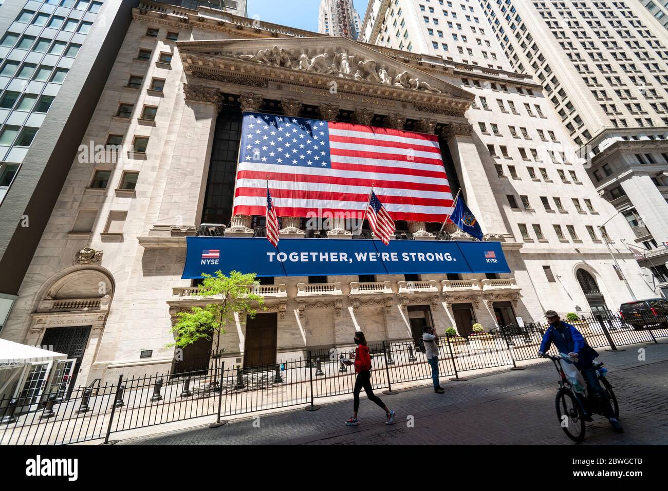 Eine riesige amerikanische Flagge und ein Banner mit dem Titel „gemeinsam sind wir stark“, das am Dienstag, dem 26. Mai 2020, an der Fassade der New Yorker Börse erscheint, nachdem die Börse wegen der Covid-19-Pandemie geschlossen wurde. (© Richard B. Levine) Stockfoto