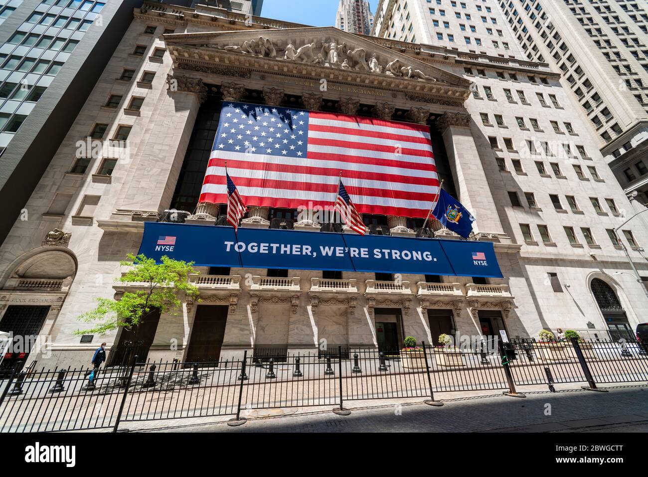 Eine riesige amerikanische Flagge und ein Banner mit dem Titel „gemeinsam sind wir stark“, das am Dienstag, dem 26. Mai 2020, an der Fassade der New Yorker Börse erscheint, nachdem die Börse wegen der Covid-19-Pandemie geschlossen wurde. (© Richard B. Levine) Stockfoto