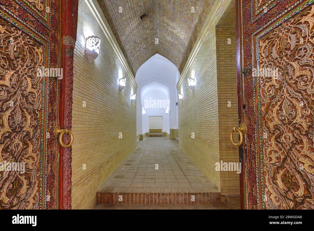 Holztüren und Korridor im Inneren des heiligen Friedhofs von Shahizinda, in Samarkand, Usbekistan Stockfoto