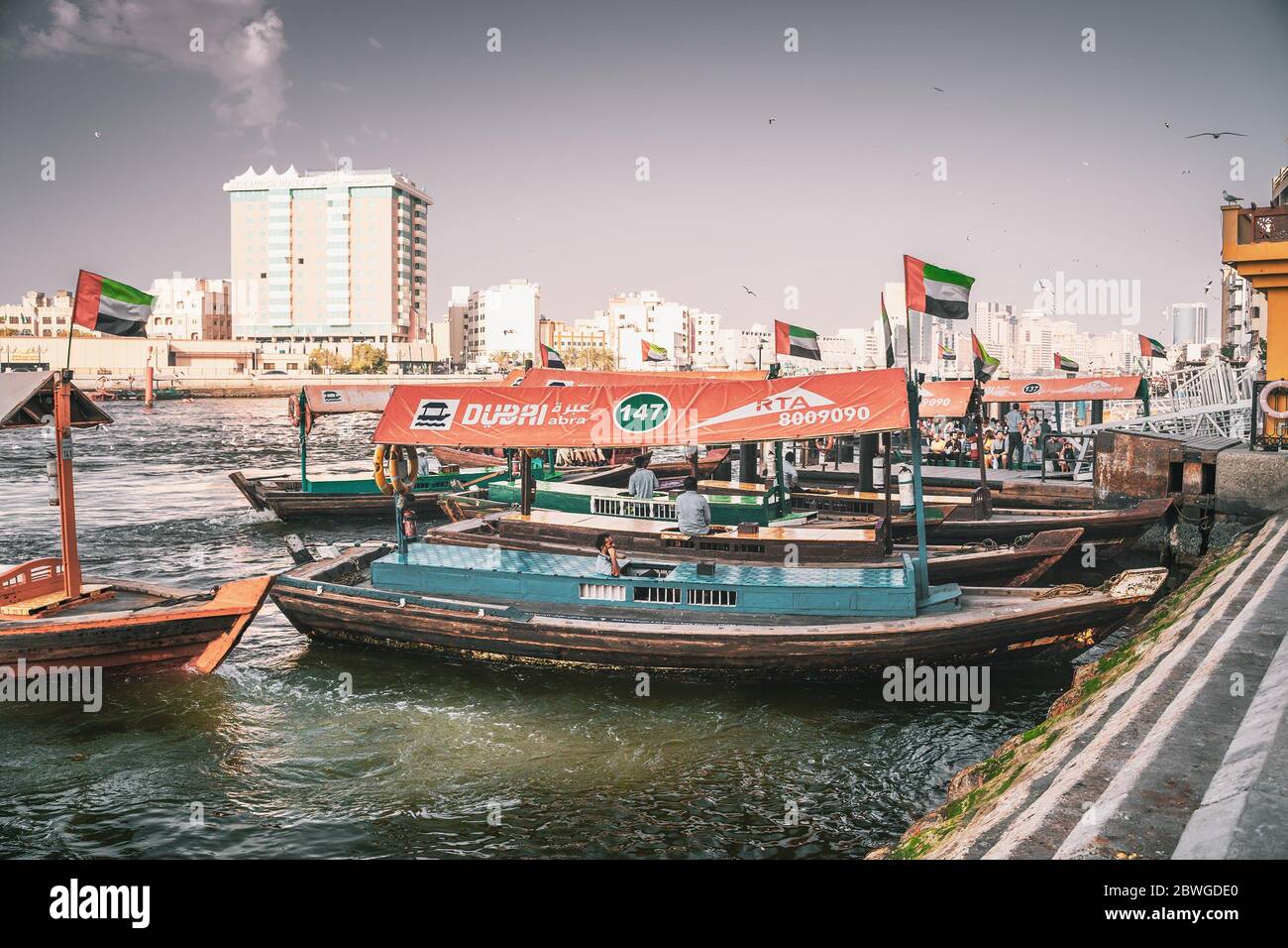 Dubai, VAE - Februar 2020 : Alte traditionelle Boote in der Bucht von Dubai Creek, berühmte Wassertaxi. Stockfoto