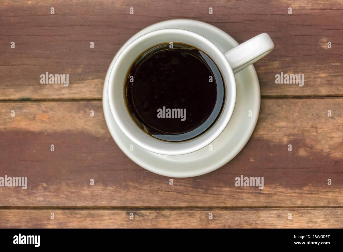 Tasse Kaffee auf Holztisch Blick Stockfoto