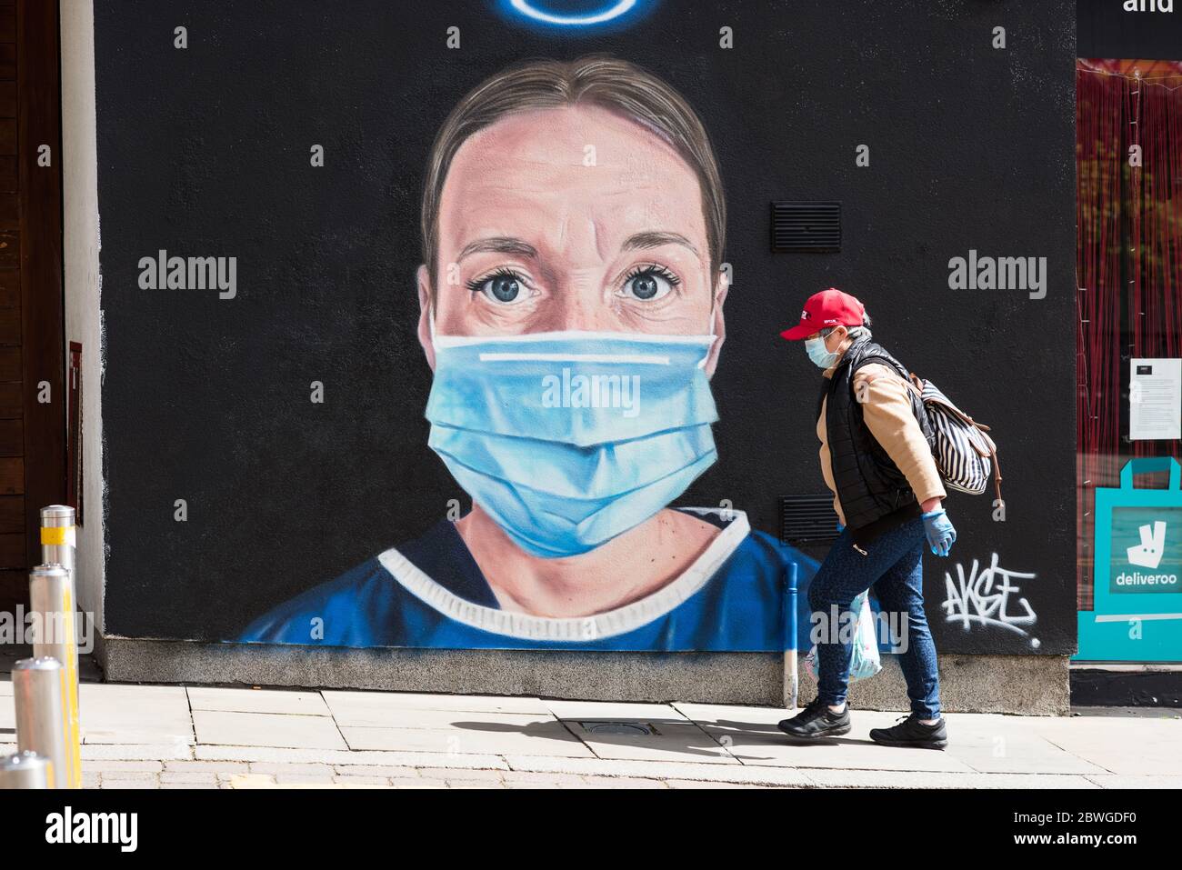 Wandbild mit der Manchester Royal Krankenschwester Debra Williams als Engel von AKSE p19. Manchester, Großbritannien. Stockfoto