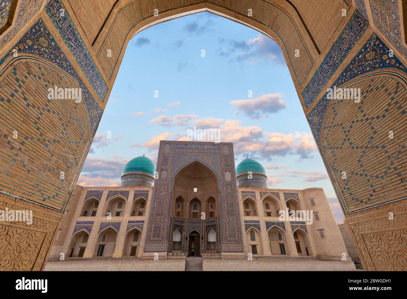 Blick über den POI Kalon Madrassa durch den Bogen in Buchara, Usbekistan Stockfoto