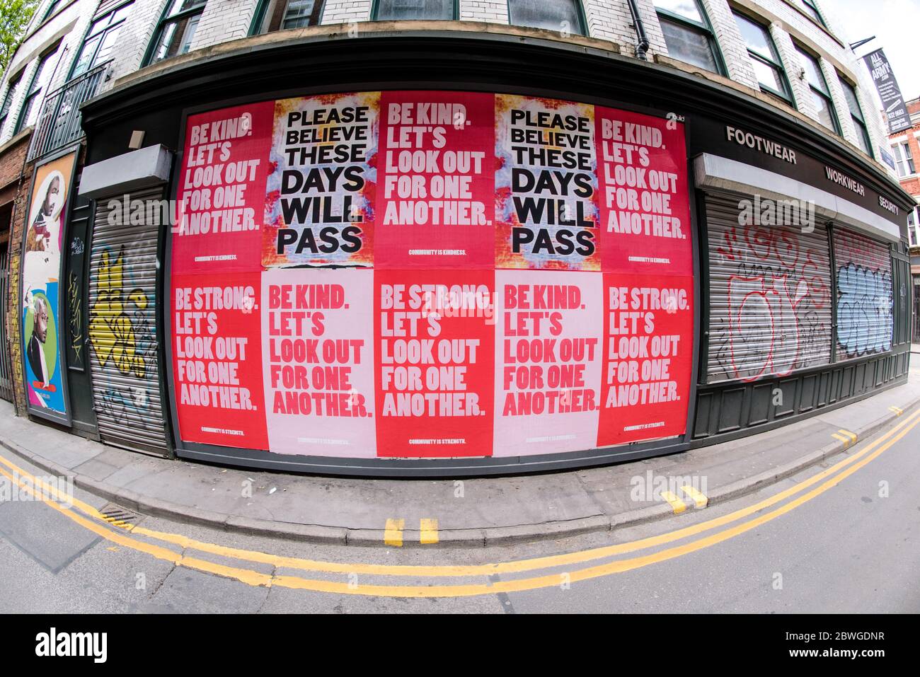 Während der Coronavirus-Pandemie erscheinen positive Botschaften rund um das Stadtzentrum von Manchester. 2020. Stockfoto