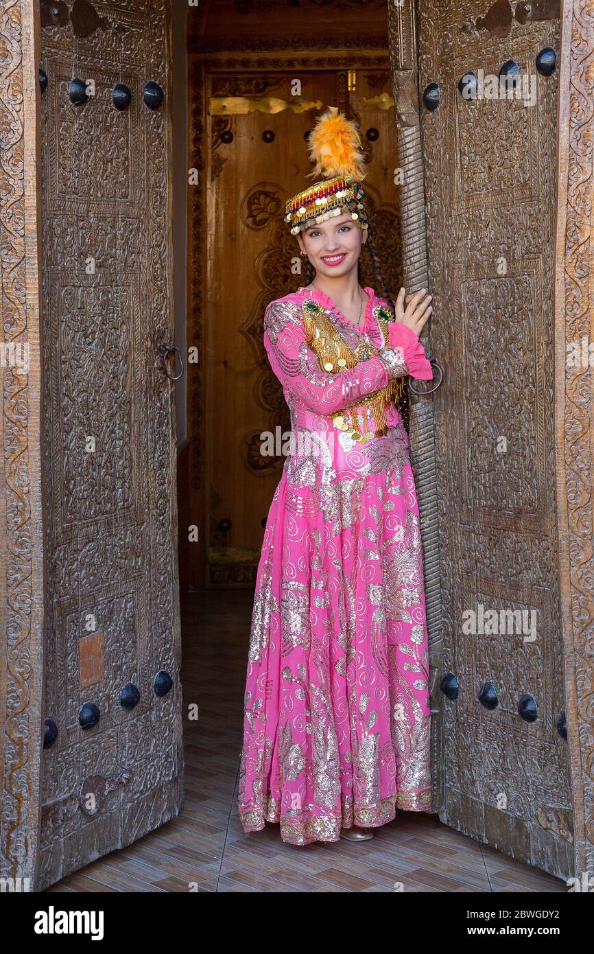 Usbekische Hausfrau in traditioneller Kleidung, in Chiwa, Usbekistan. Stockfoto