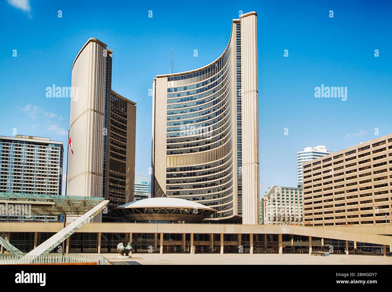 TORONTO, KANADA - 09. APRIL 2020: Nathan Phillips Square Neues Rathaus in Toronto, Ontario. Stockfoto