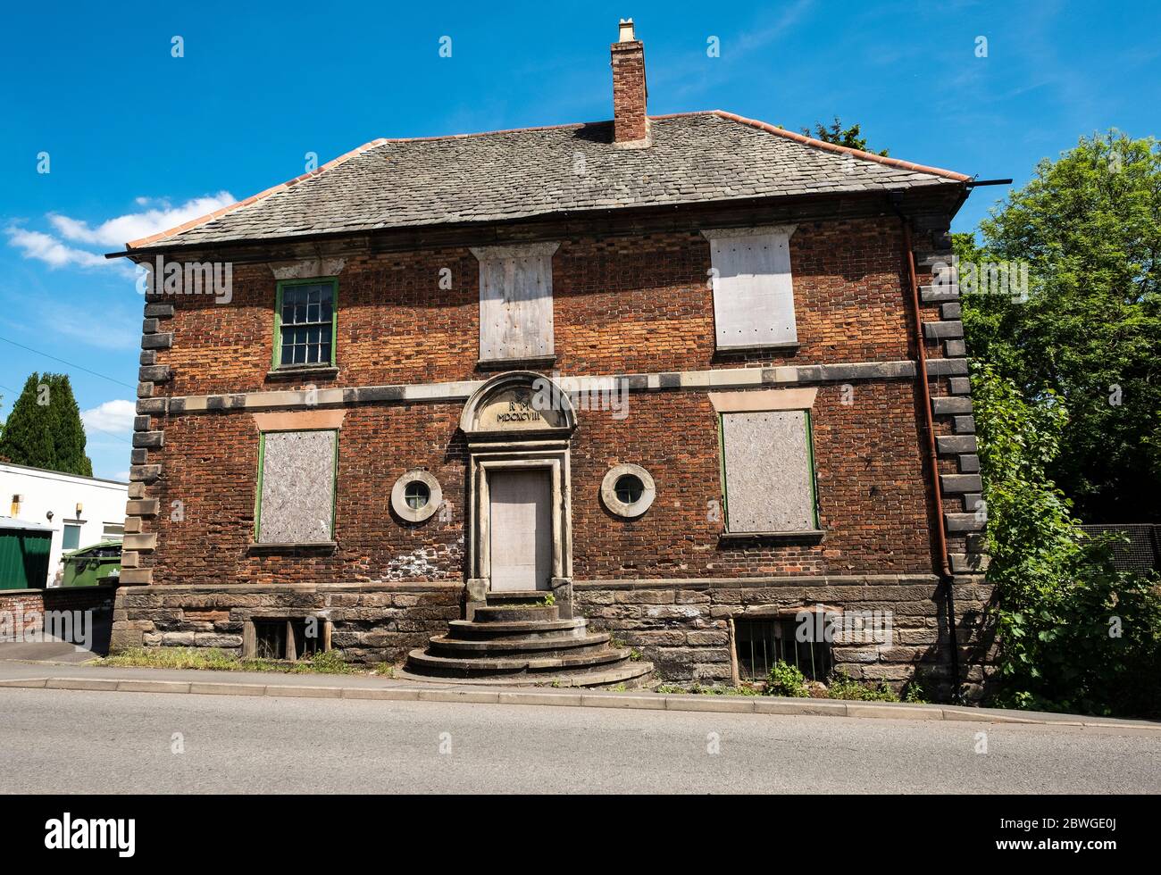 Alte verlassene freistehende Dorfvilla Stockfoto