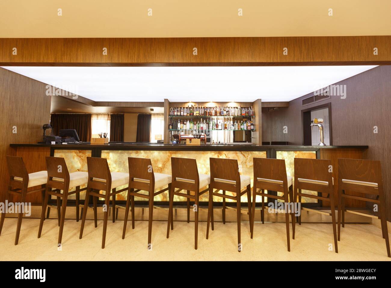 Bar für Hotelgäste, mit Holzwänden Stockfoto