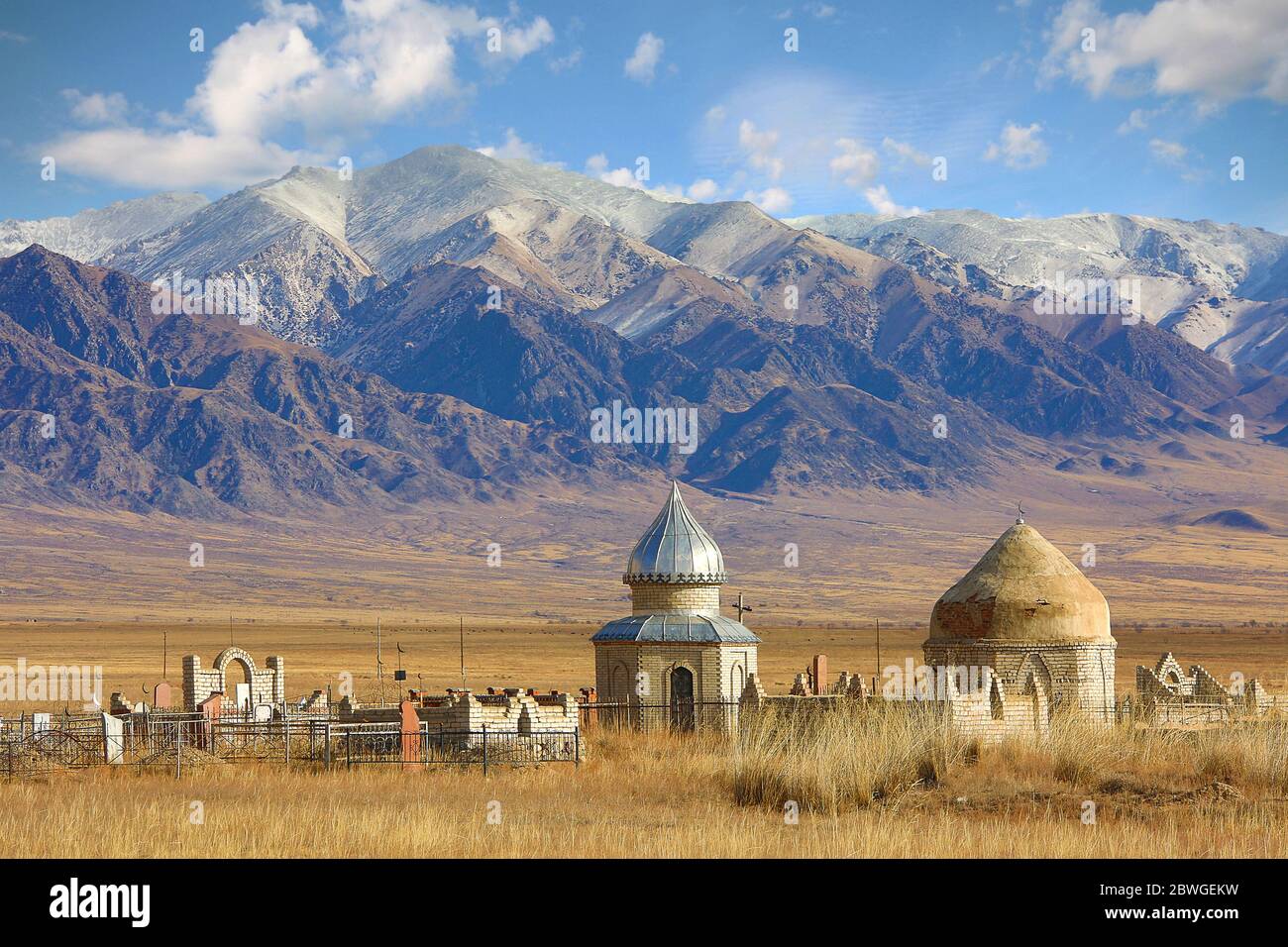 Alter zentralasiatischer muslimischer Friedhof in Kasachstan Stockfoto