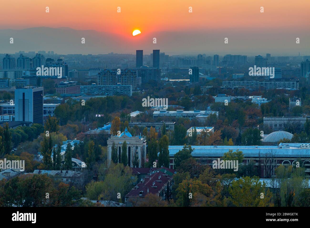 Sonnenuntergang über der Stadt Almaty in Kasachstan Stockfoto