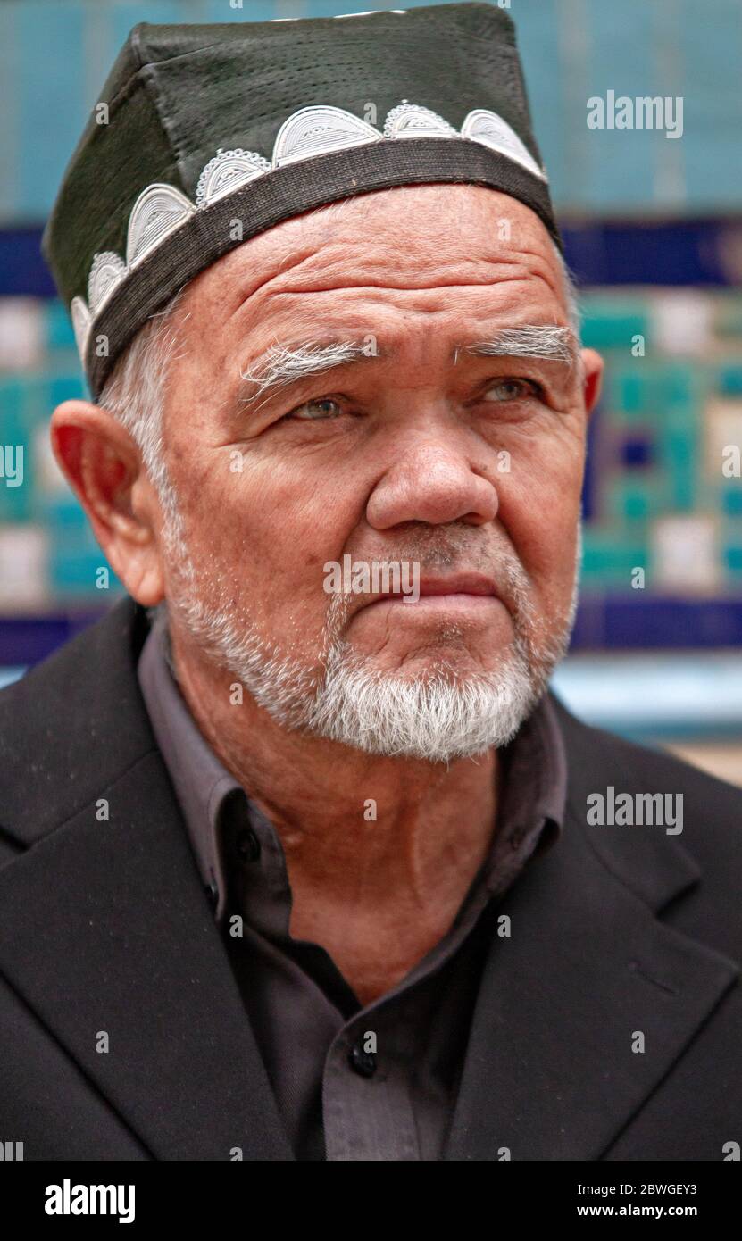 Porträt des usbekischen Mannes mit traditionellem Hut, in Samarkand, Usbekistan Stockfoto