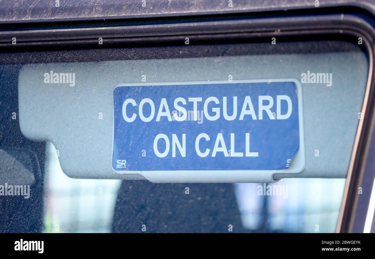 Schild Küstenwache auf Abruf an einer Sonnenblende Stockfoto