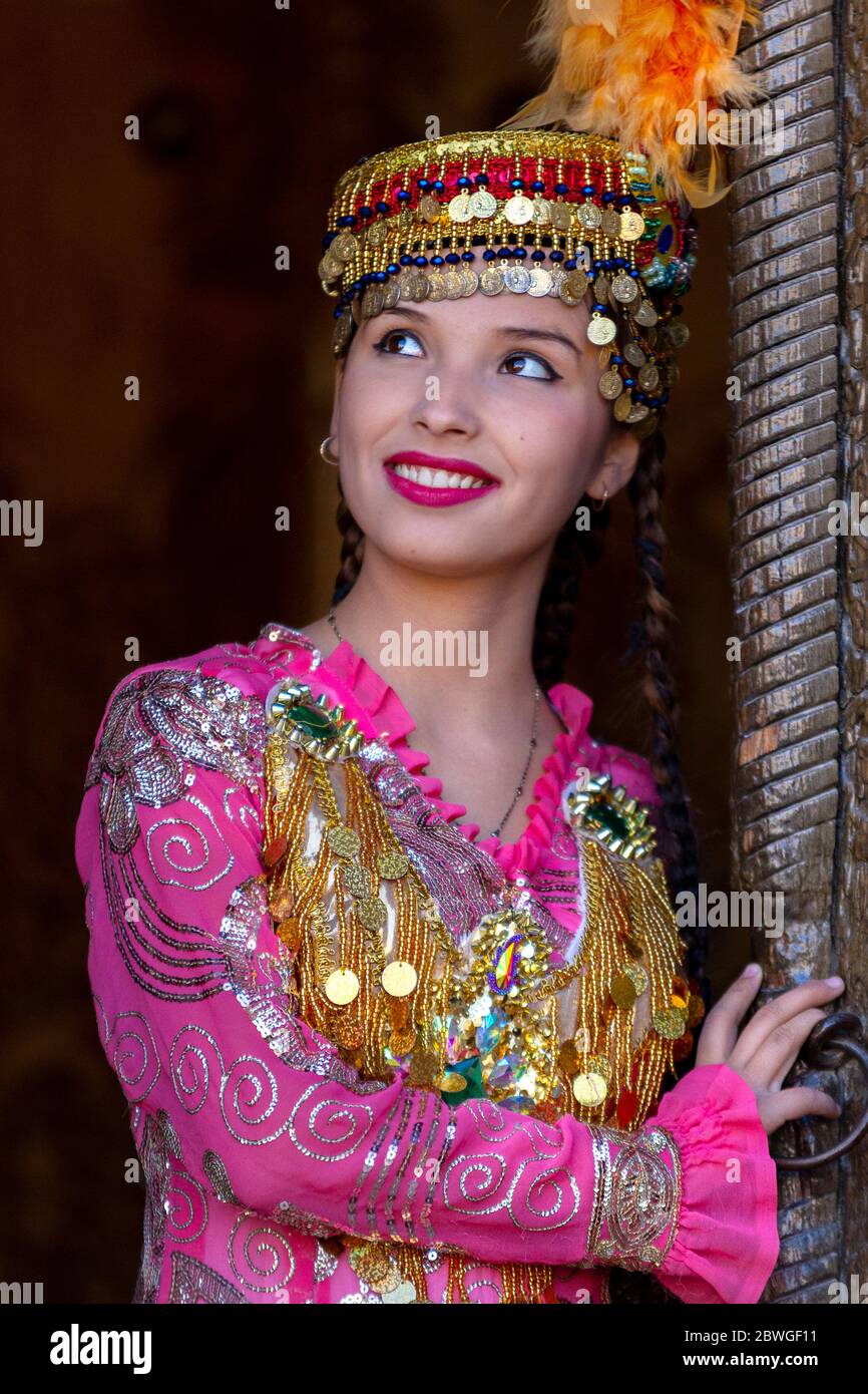 Porträt einer usbekischen Frau in traditioneller Kleidung, in Chiwa, Usbekistan Stockfoto