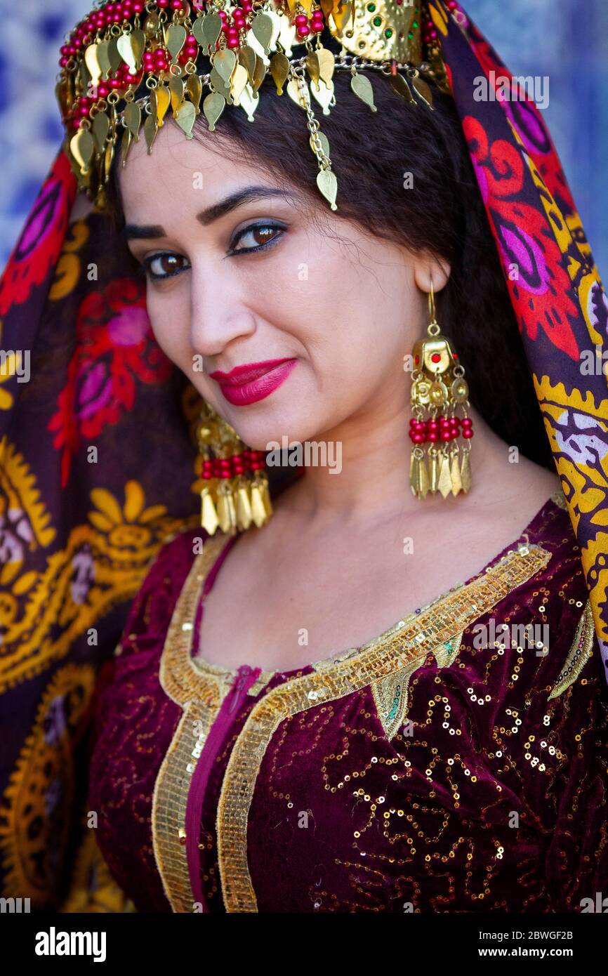 Usbekische Frau in traditioneller Kleidung, in Chiwa, Usbekistan Stockfoto