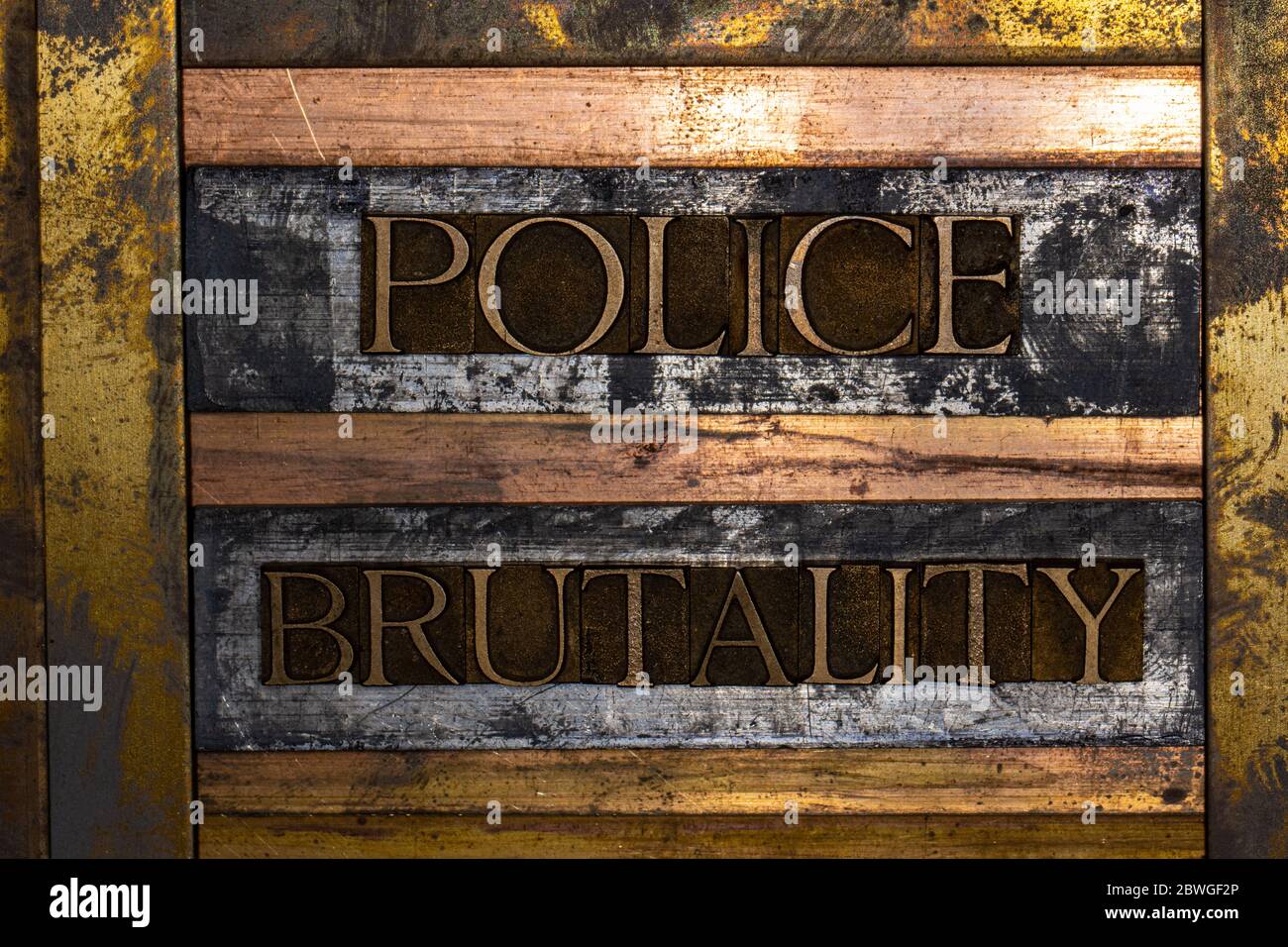 Foto von echten authentischen Schreibschrift bilden Police Brutalität Text auf vintage texturierten Silber Grunge Kupfer und Gold Hintergrund Stockfoto