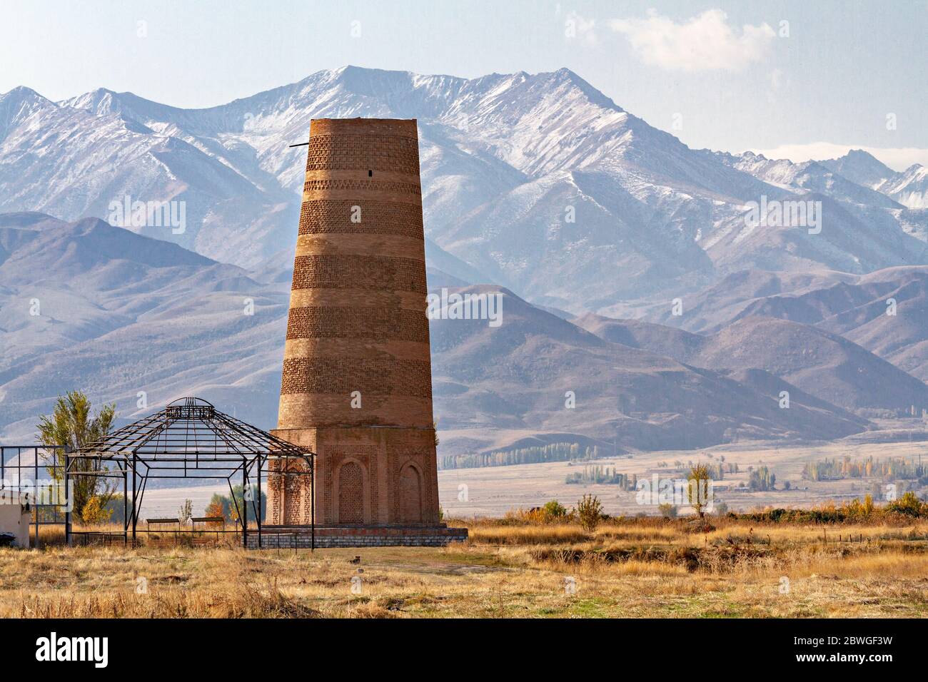 Burana Turm, ein altes und großes Minarett in den Ruinen der antiken Stätte Balasagun, in Kirgisistan Stockfoto