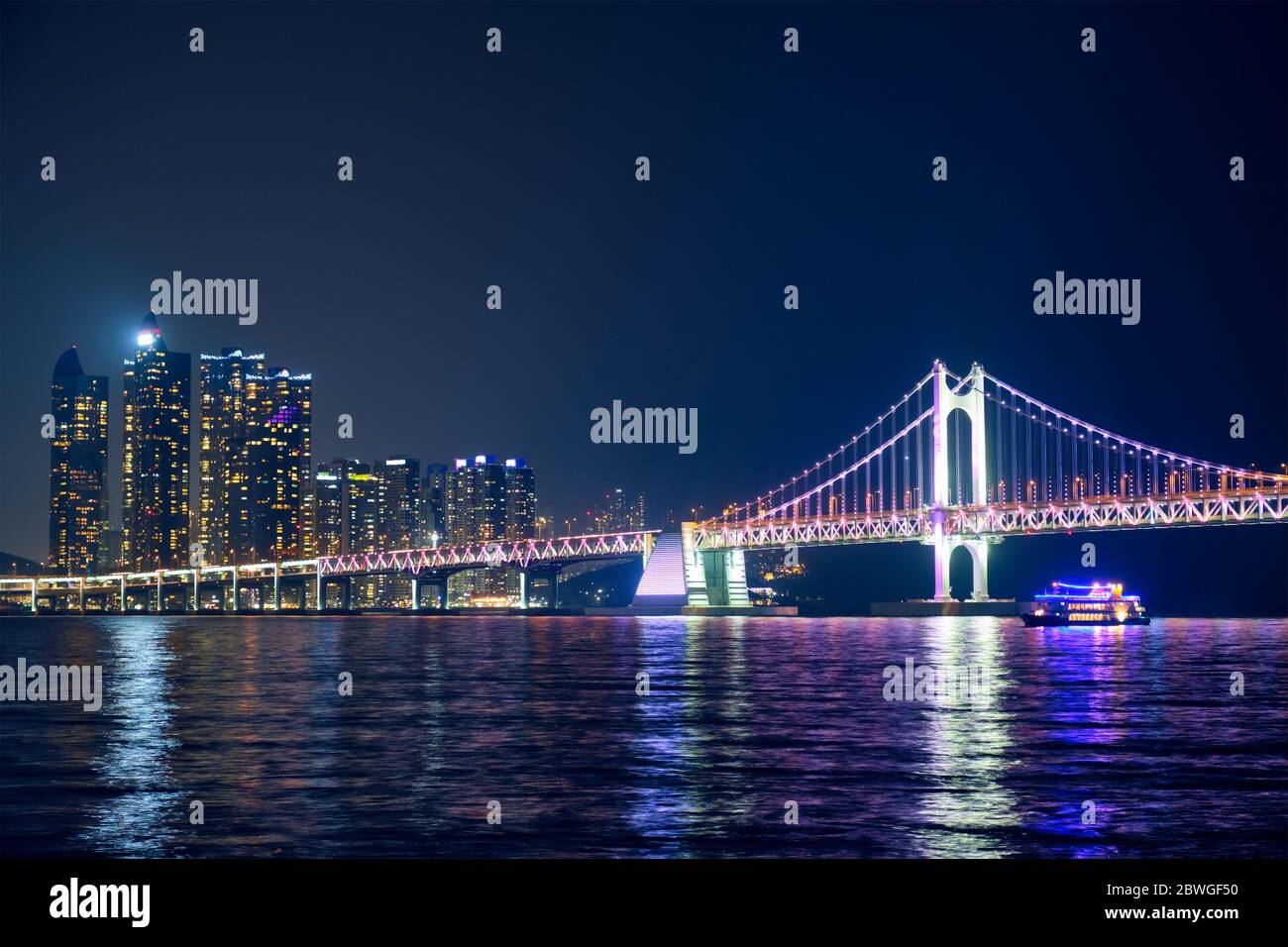 Gwangan Brücke und Wolkenkratzer in der Nacht. Busan, Südkorea Stockfoto