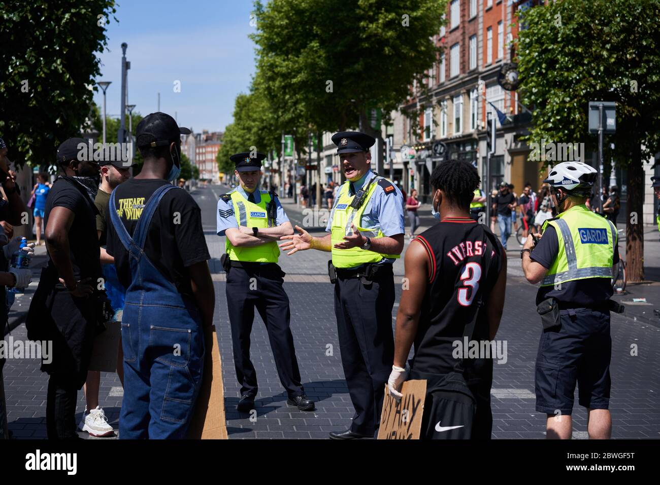 Garda-Polizei spricht mit Demonstranten während eines Black Lives Matter-Protests in Dublin, irland, gegen den Tod von George Floyd in den USA. Stockfoto