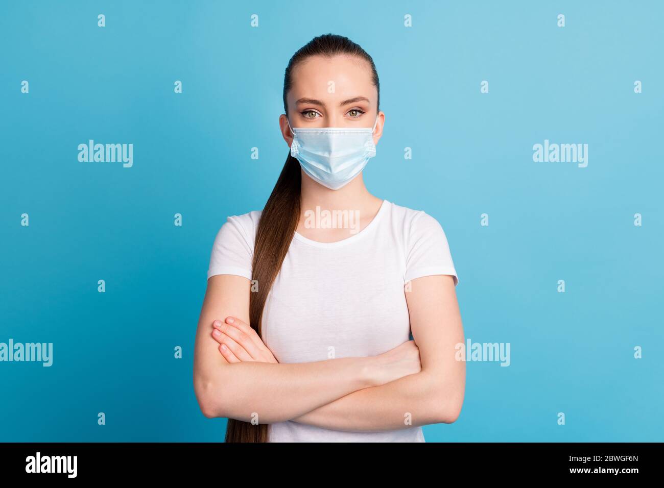 Foto von selbstbewussten behaupten Dame Krankenhaus Untersuchung Business-Center hören Arzt Diagnose Arme gekreuzt tragen schützen Gesicht medizinische Maske weiß t Stockfoto