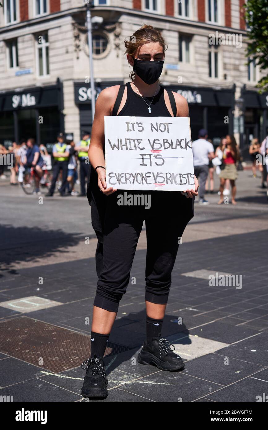 Porträt einer Protestierenden, die in Dublin, irland, ein Plakat über die Rolle von Black Lives Matter hält und gegen den Tod von George Floyd in den USA protestiert. Stockfoto