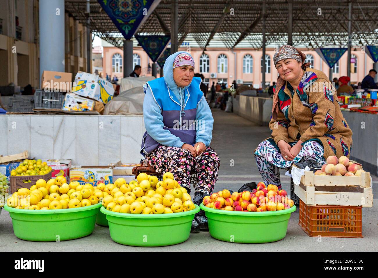 Usbekische Damen verkaufen Obst auf dem Obst- und Gemüsemarkt, bekannt als Siab Bazaar, in Samarkand, Usbekistan Stockfoto