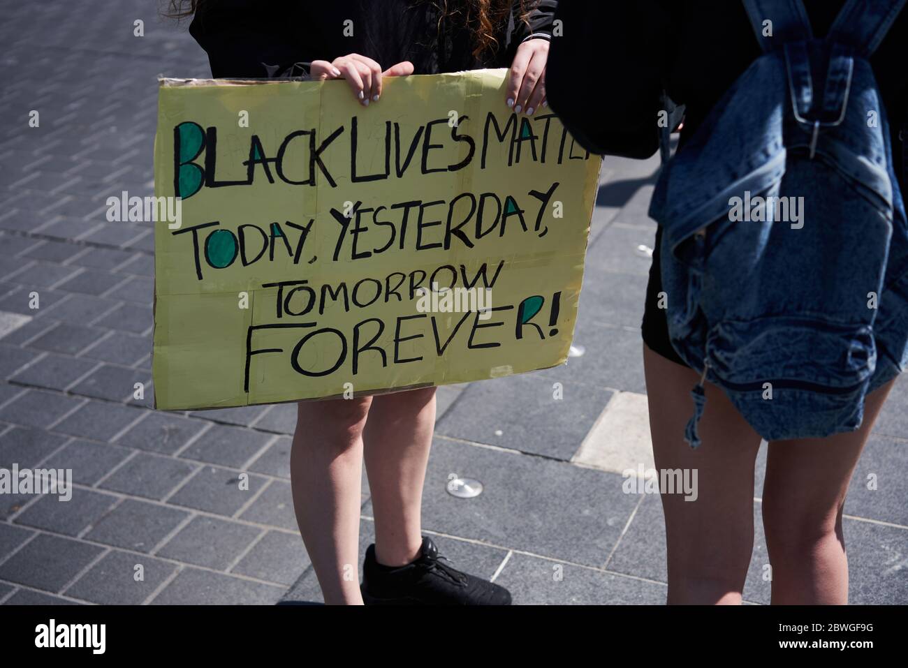 Schwarze Leben sind wichtig Plakate, die von Demonstranten in Dublin, irland, gehalten werden und gegen den Tod von George Floyd in den USA protestieren. Stockfoto