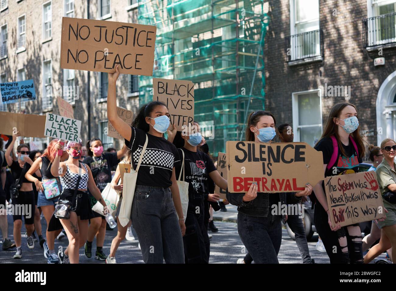 Protestierende marschieren im Rahmen der Proteste gegen den Tod von George Floyd in den USA durch Dublin in Irland. Stockfoto