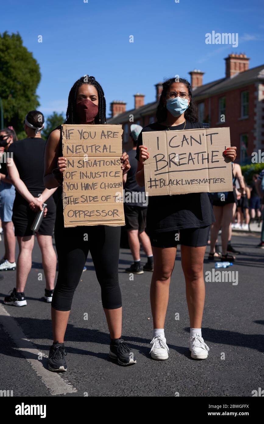 Porträt von zwei Demonstranten, die Plakate vor der US-Botschaft während eines Black Lives Matter Protests in Dublin, Irland, hielten. Stockfoto
