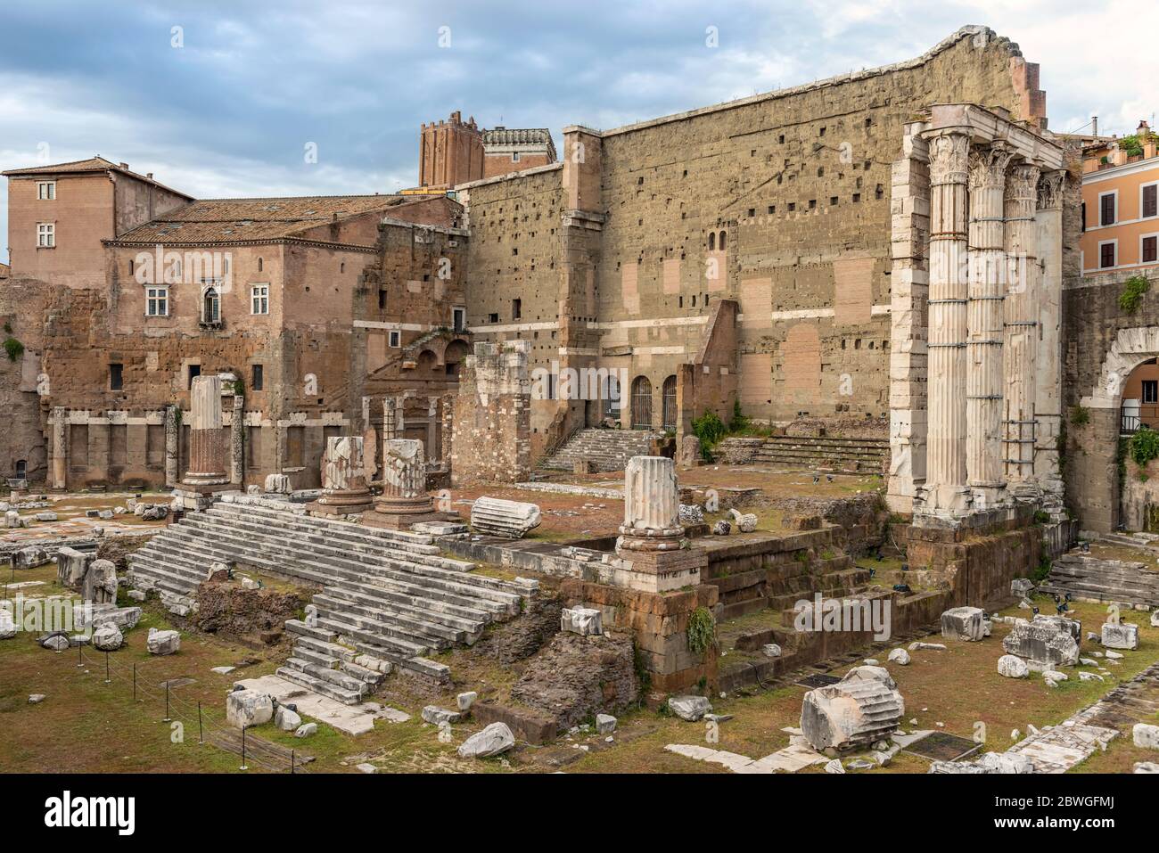 Blick auf die Ruinen des Augustus Forum, Foro di Augusto, und Ruinen Tempel des Mars Ultor in Rom, Italien. Stockfoto