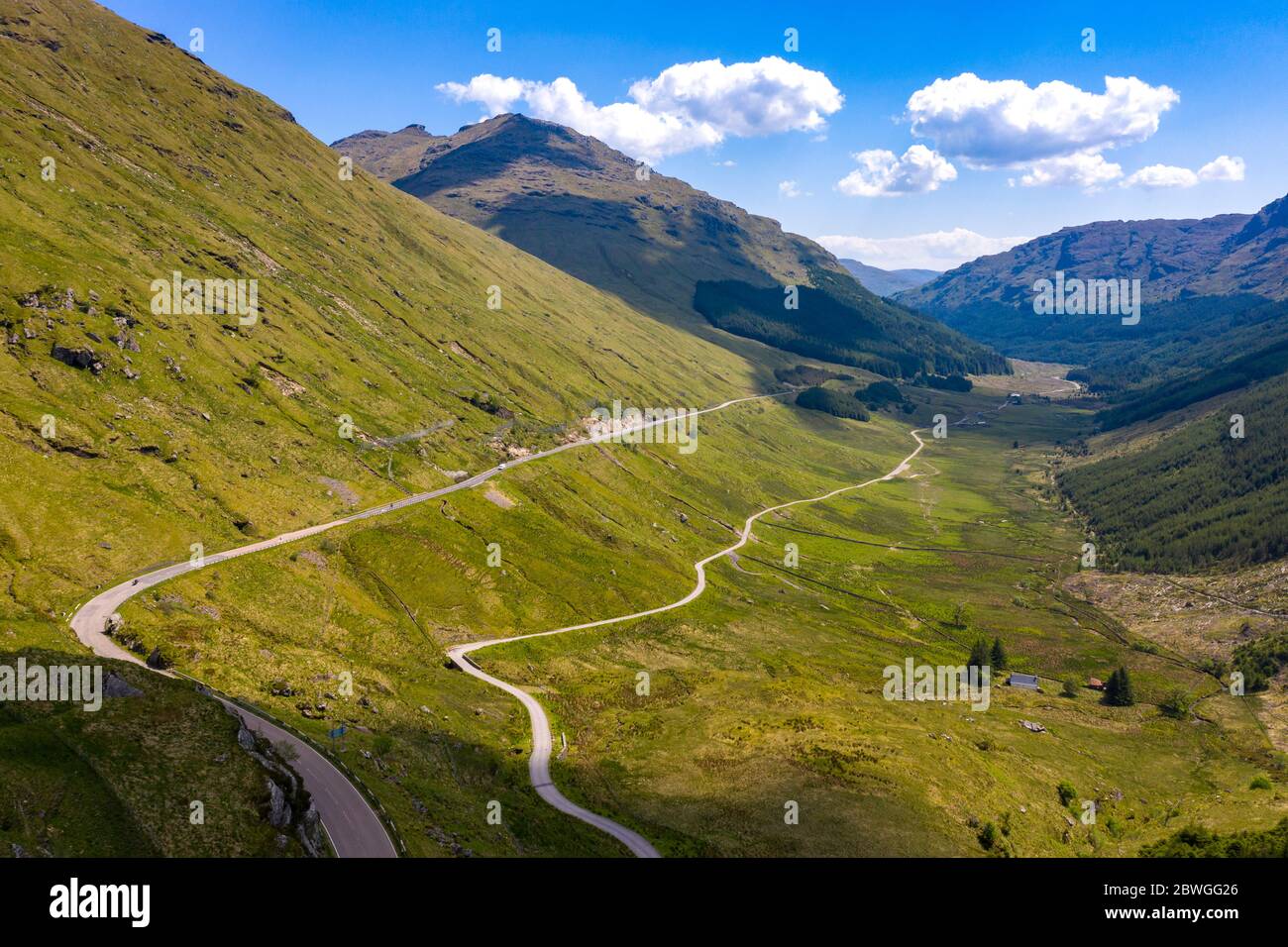 Luftaufnahme von Glen Croe, die neue und alte Militärstraße von Ruhe und sei dankbar Pass in Argyll und Bute, Schottland, Großbritannien zeigt Stockfoto