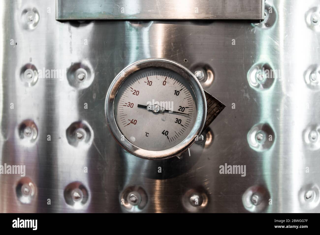 Thermometer auf einem Stahltank für die Weingärung in einem Weingut. Stockfoto