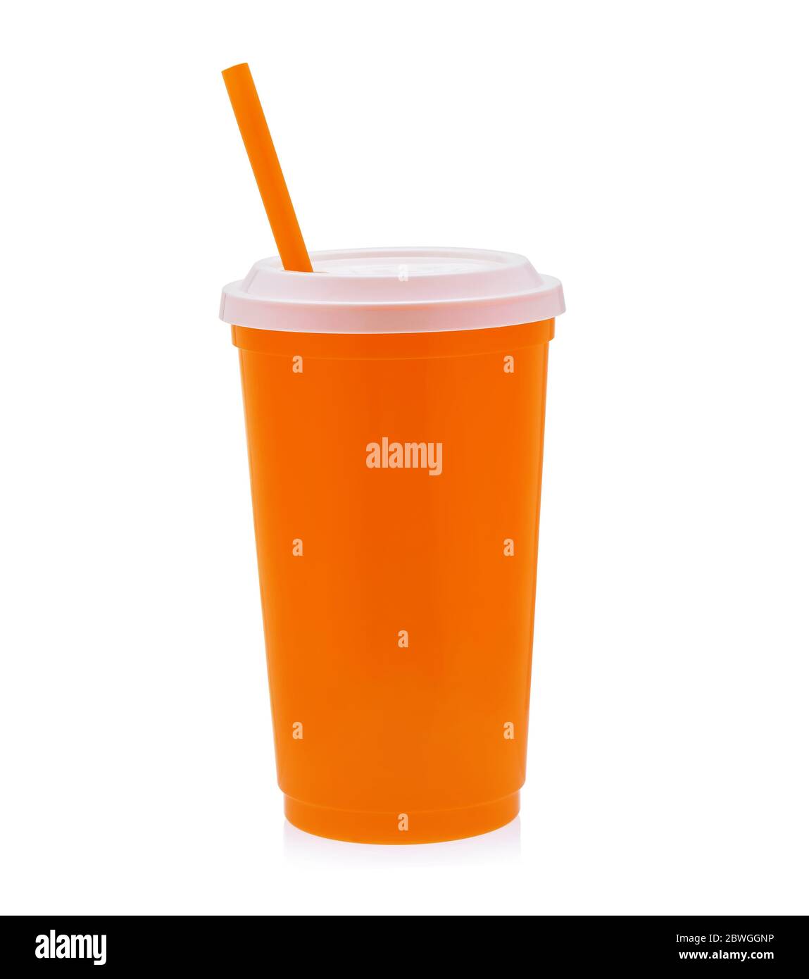 Orangefarbene Plastikbecher Kaffee auf weißem Hintergrund. Stockfoto