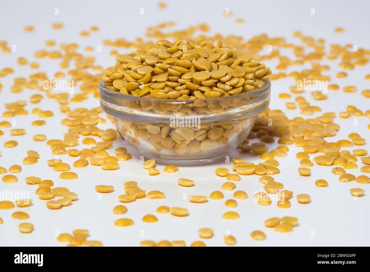 Gespaltene und hautlose schwarze Gramm oder Linsen in einer Glasschale, auch als Urad dal in Indien bekannt Stockfoto