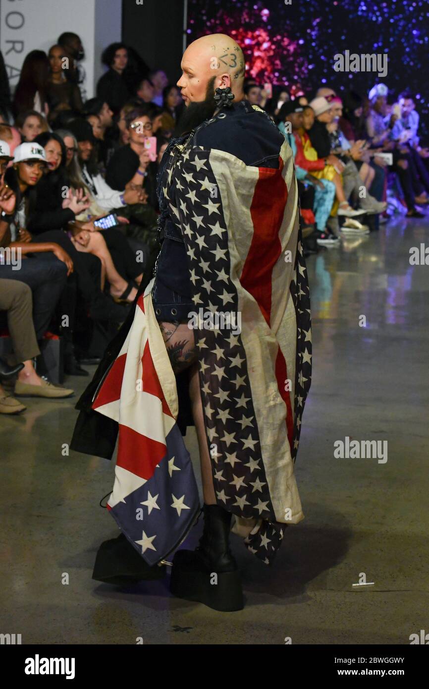 10. Oktober 2018: Model bei der Bohemian Society von Victor Wilde bei der Frühjahrs-/Sommerferien 2019 bei DER LA Fashion Week im Petersen Automobilmuseum am 10. Oktober 2018. (Bild: © Billy Bennight/ZUMA Wire) Stockfoto