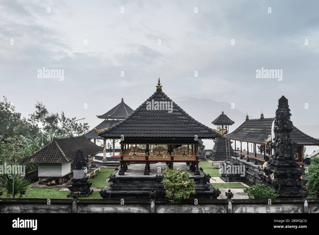 Pura Lempuyang Tempel an bewölktem Tag auf Bali, Indonesien Stockfoto
