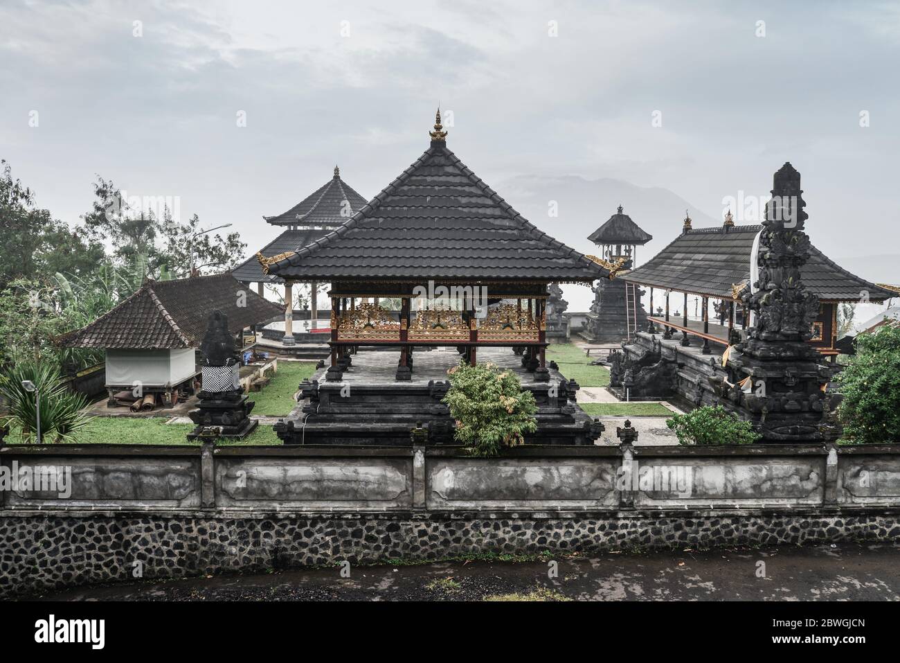 Pura Lempuyang Tempel an bewölktem Tag auf Bali, Indonesien Stockfoto
