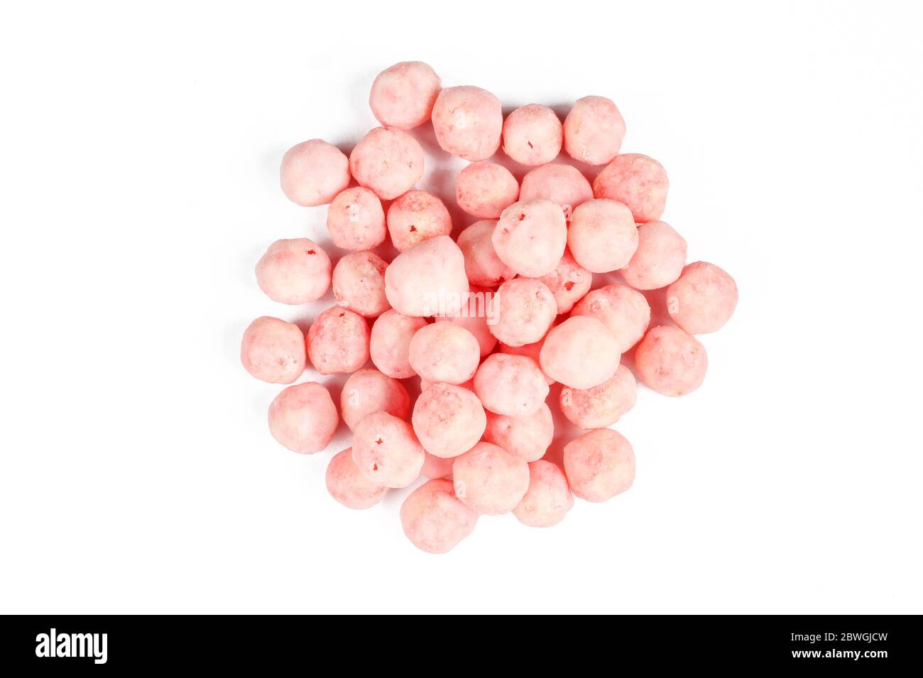 Einfache rote Bonbons auf weißem Hintergrund isoliert. Gruppe von leckeren Süßigkeiten für Kinder Stockfoto