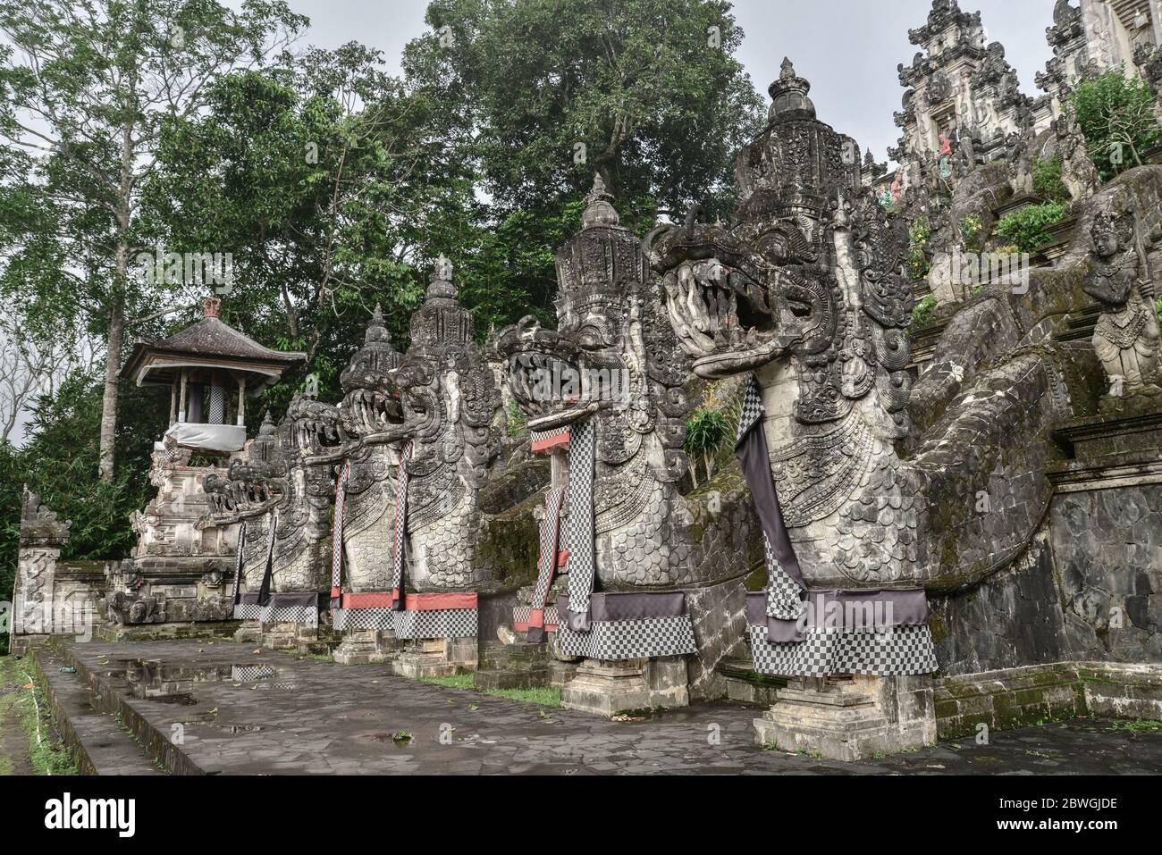 BALI, INDONESIEN - 12. JANUAR 2018: Touristen in der Nähe des Eingangs zum Pura Lempuyang Tempel auf Bali, Indonesien Stockfoto