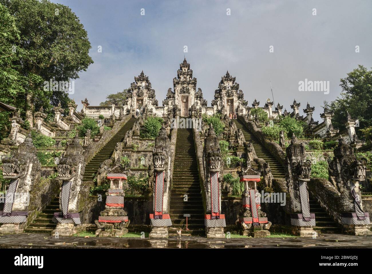 Pura Lempuyang Tempel mit bei bewölktem Tag auf Bali, Indonesien Stockfoto