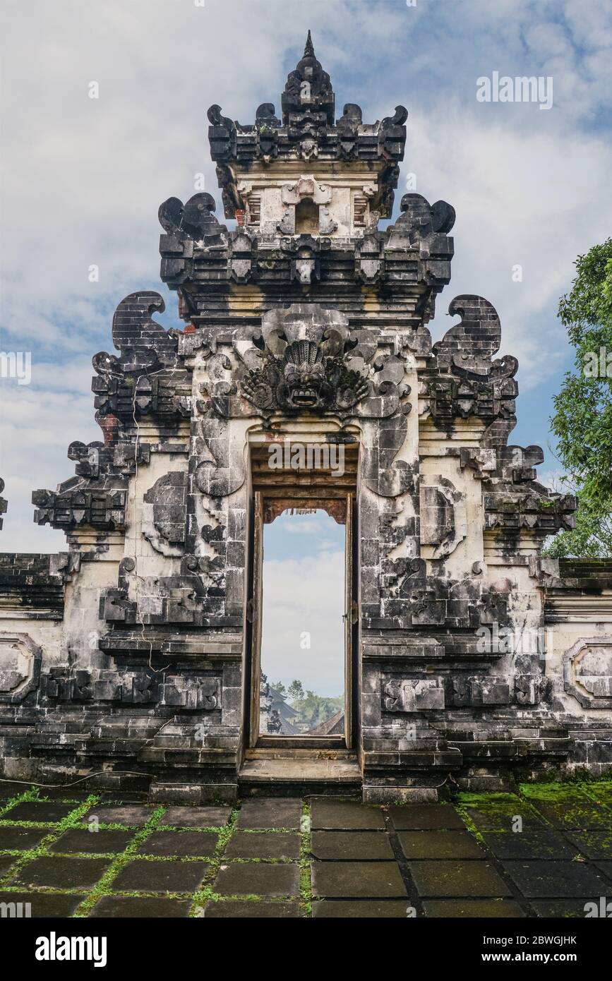 Tor am Pura Lempuyang Tempel an sonnigen Tag auf Bali, Indonesien Stockfoto
