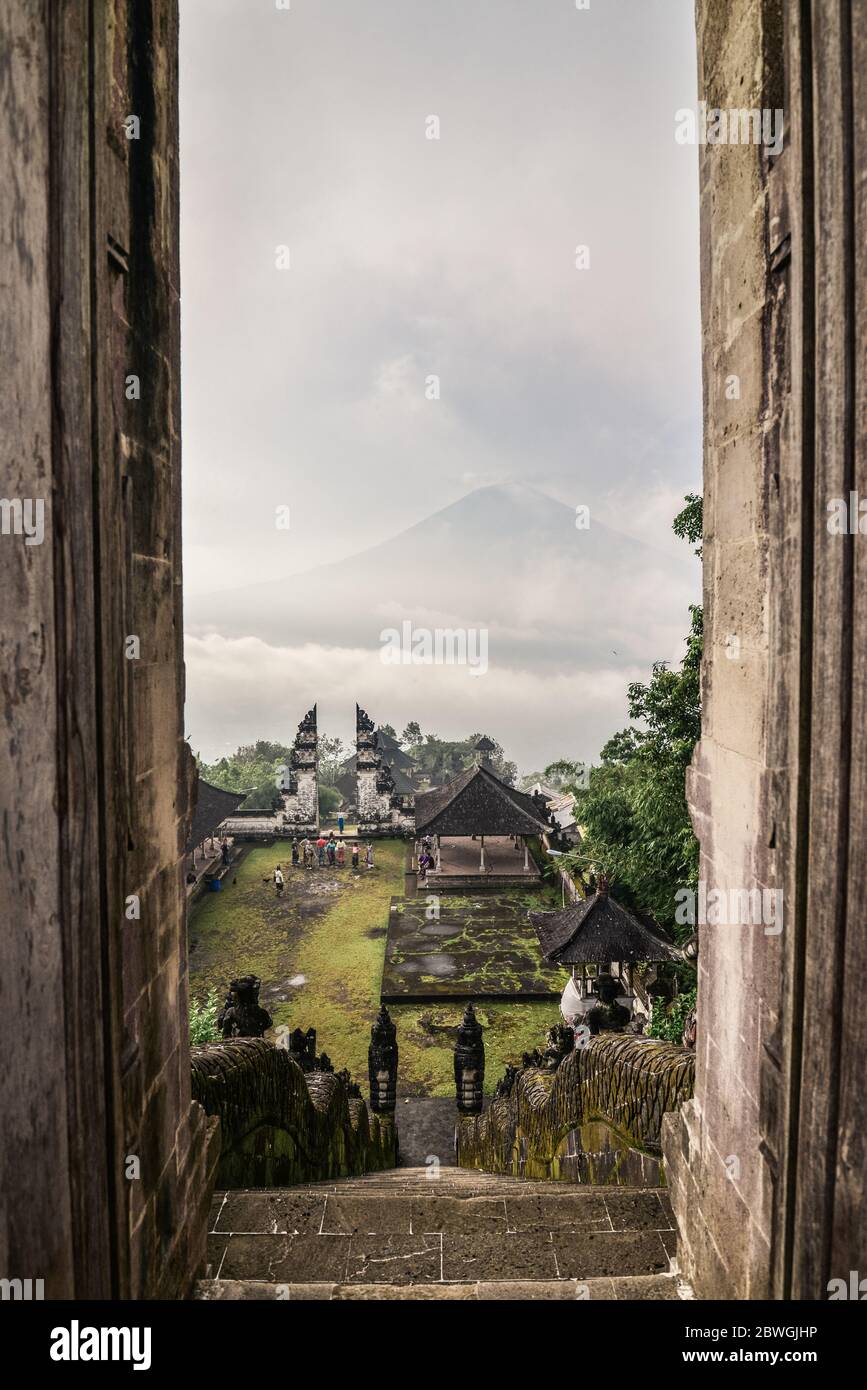 Blick auf den Vulkan Agung vom Pura Lempuyang Tempel auf Bali, Indonesien Stockfoto