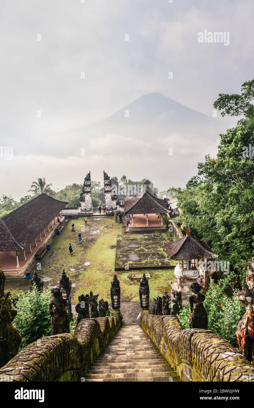 Blick auf den Vulkan Agung vom Pura Lempuyang Tempel auf Bali, Indonesien Stockfoto