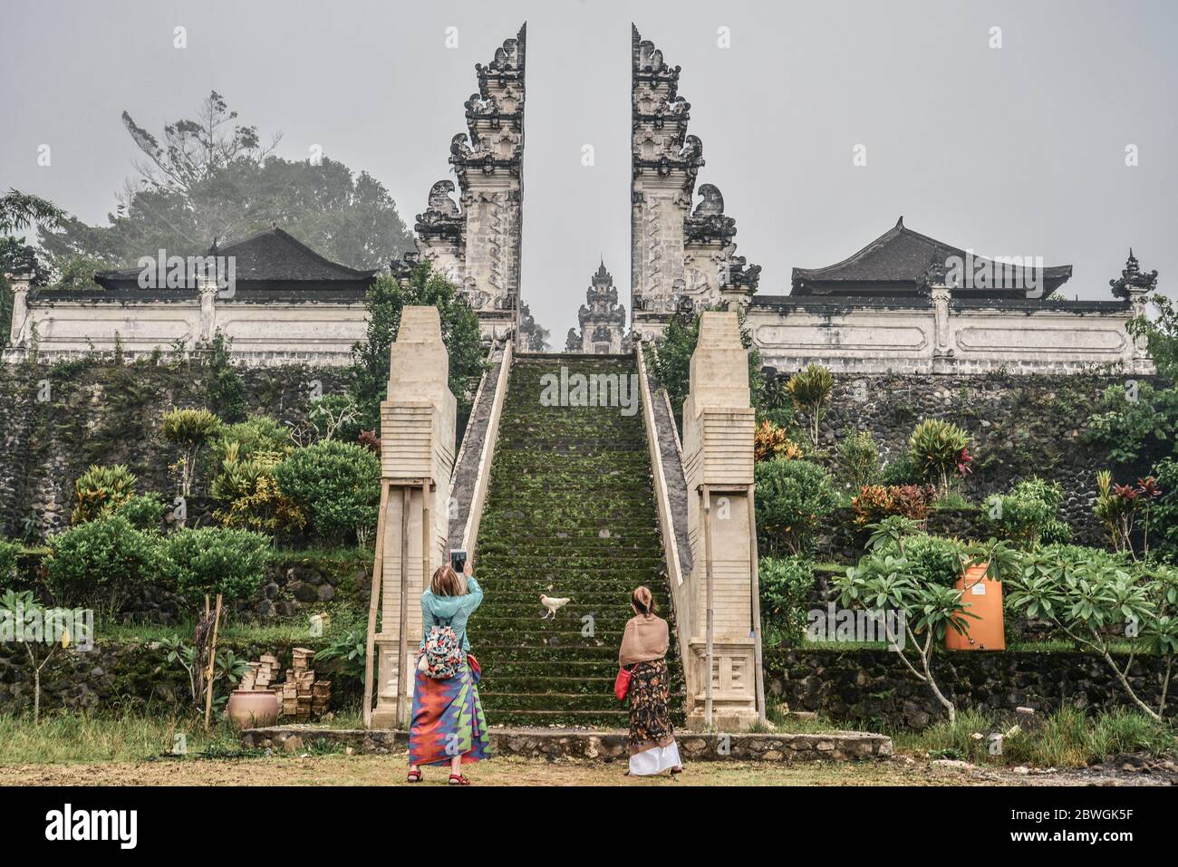 BALI, INDONESIEN - 12. JANUAR 2018: Touristen in der Nähe des Eingangs zum Pura Lempuyang Tempel auf Bali, Indonesien Stockfoto
