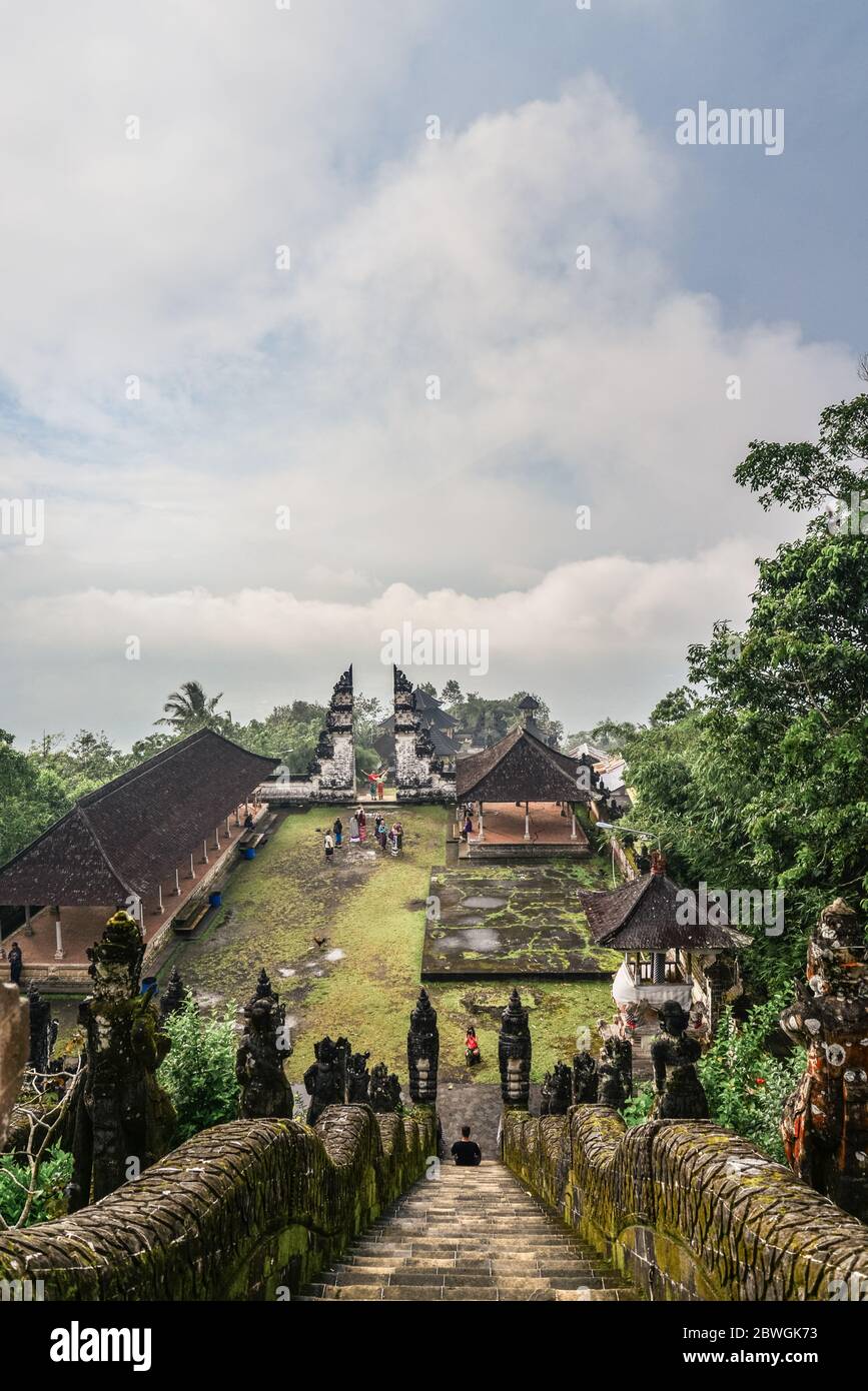 BALI, INDONESIEN - 12. JANUAR 2018: Touristen im Pura Lempuyang Tempel auf Bali, Indonesien Stockfoto