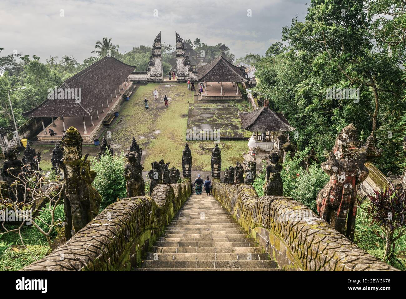 BALI, INDONESIEN - 12. JANUAR 2018: Touristen im Pura Lempuyang Tempel auf Bali, Indonesien Stockfoto