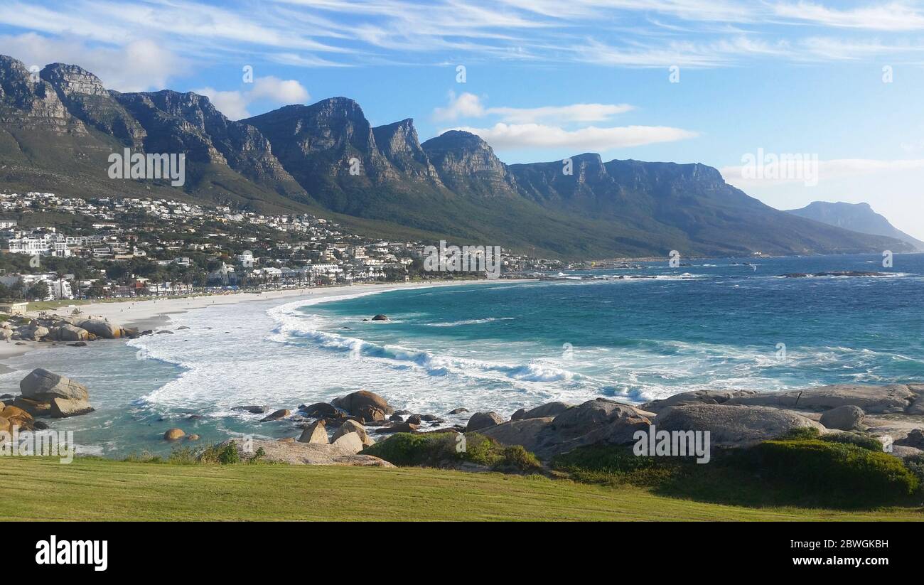 Blick auf die Küste von Camps Bay in der Nähe von Kapstadt in Südafrika Stockfoto