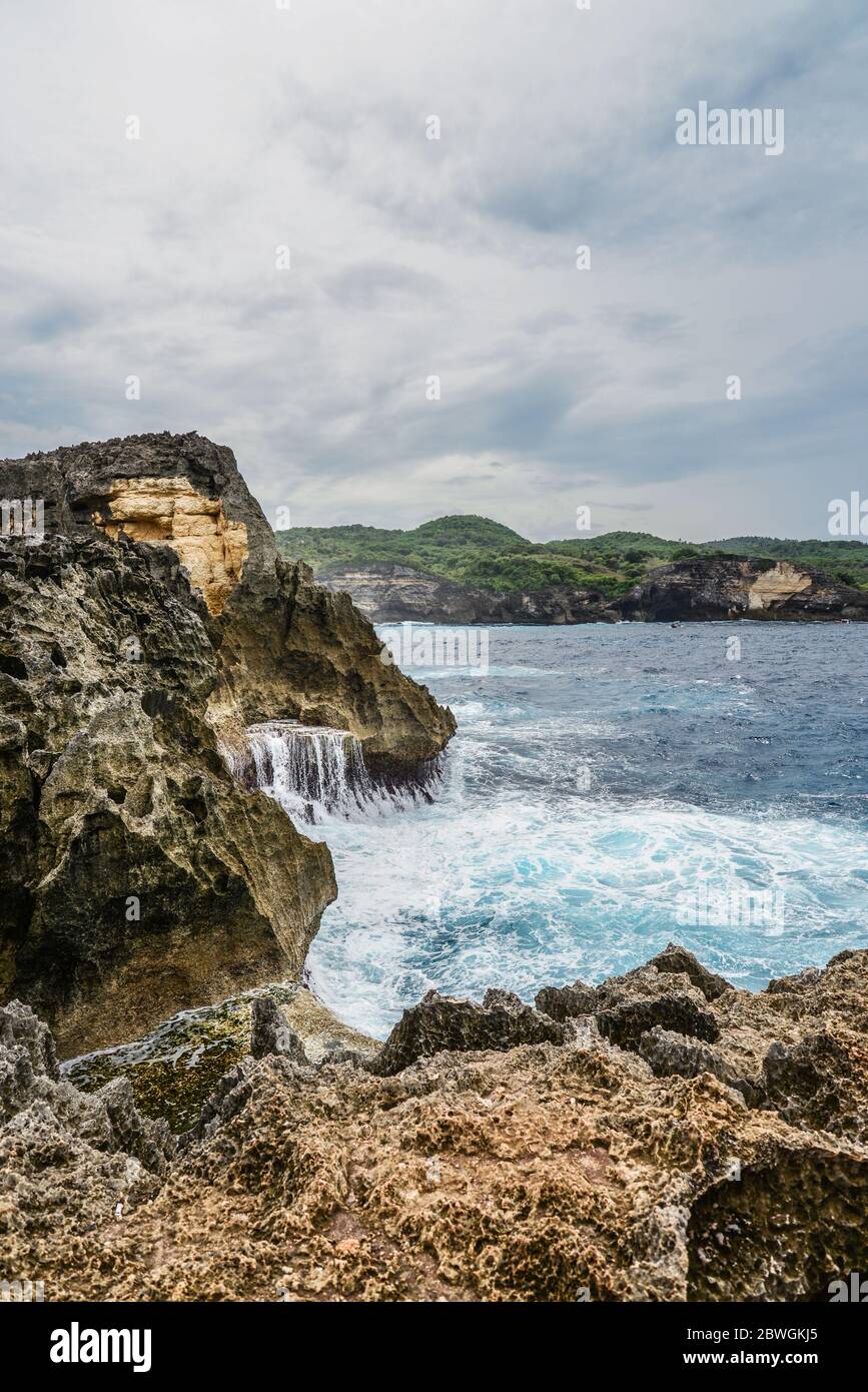 Küste auf der Insel Nusa Penida in der Nähe von Angel's Billabong Strand in Indonesien Stockfoto